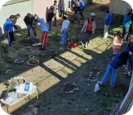 Chicos trabajando en una huerta escolar