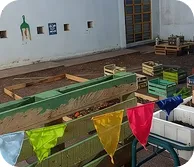 Canteros de la huerta escolar decorados con banderines